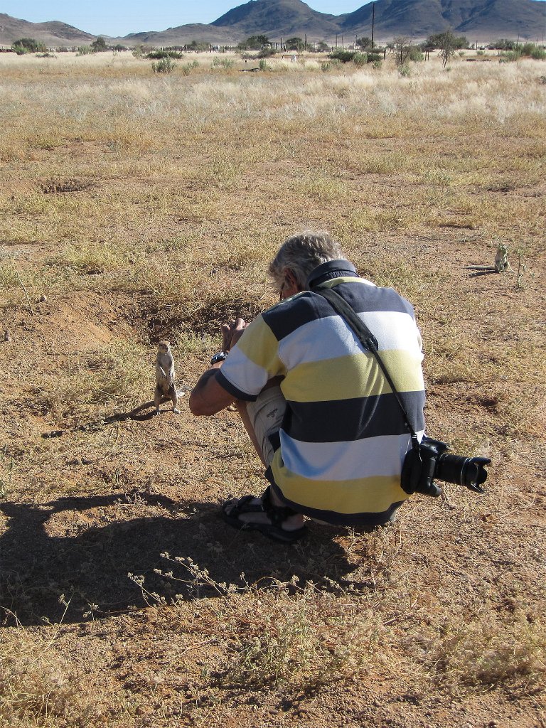 02-Taking pictures of ground squirrels.jpg - Taking pictures of ground squirrels